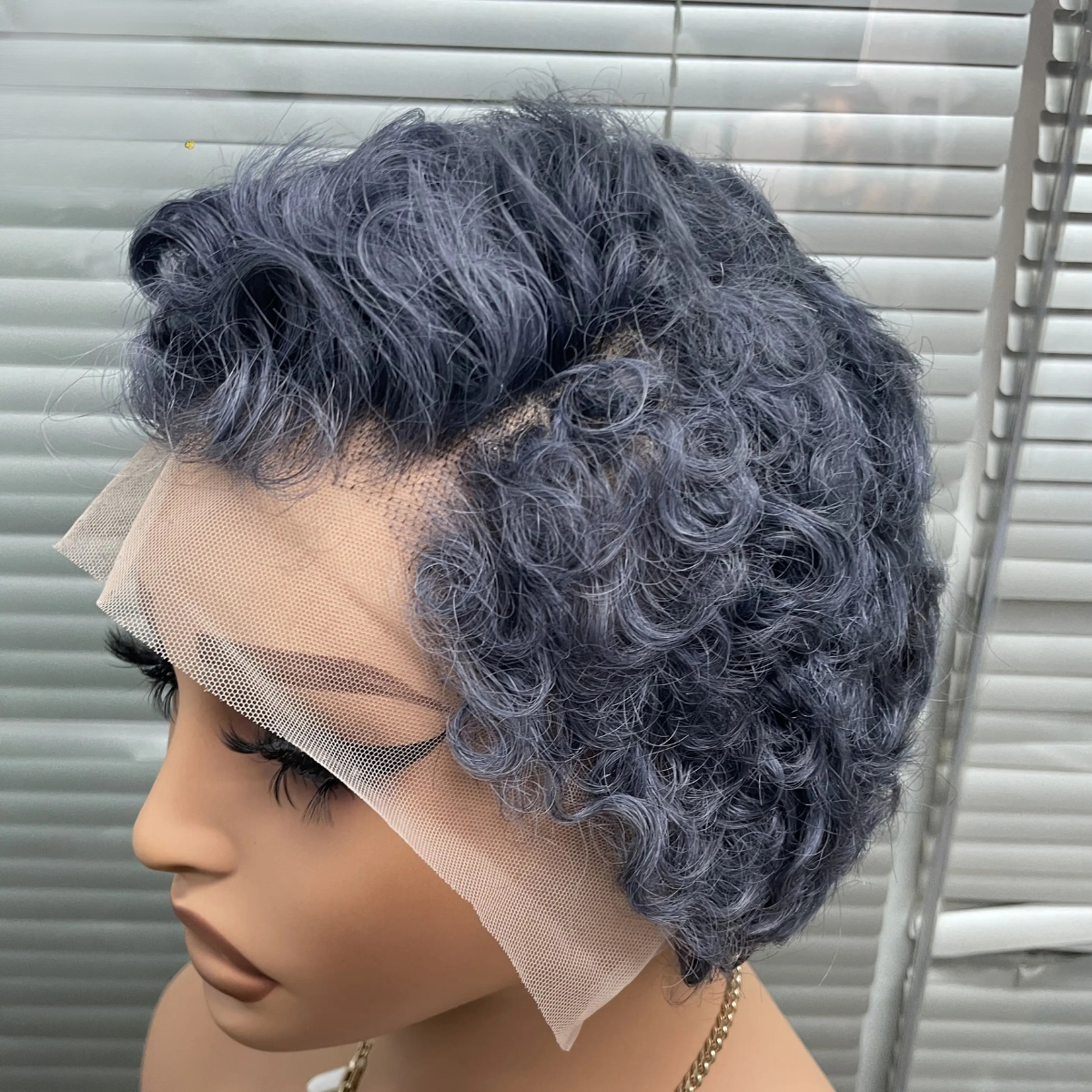 Peruca Wavy Pixie Cut Grisalho 15 cm – cabelo humano ondulado, lace front transparente, estilo curto e moderno La Dandara