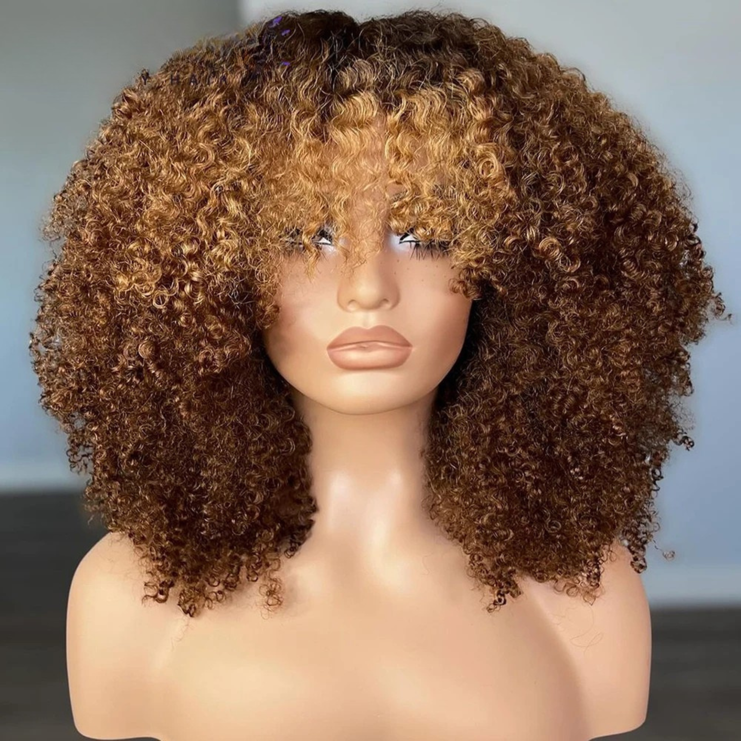 Peruca Curly Franja Mel 30 a 60 cm