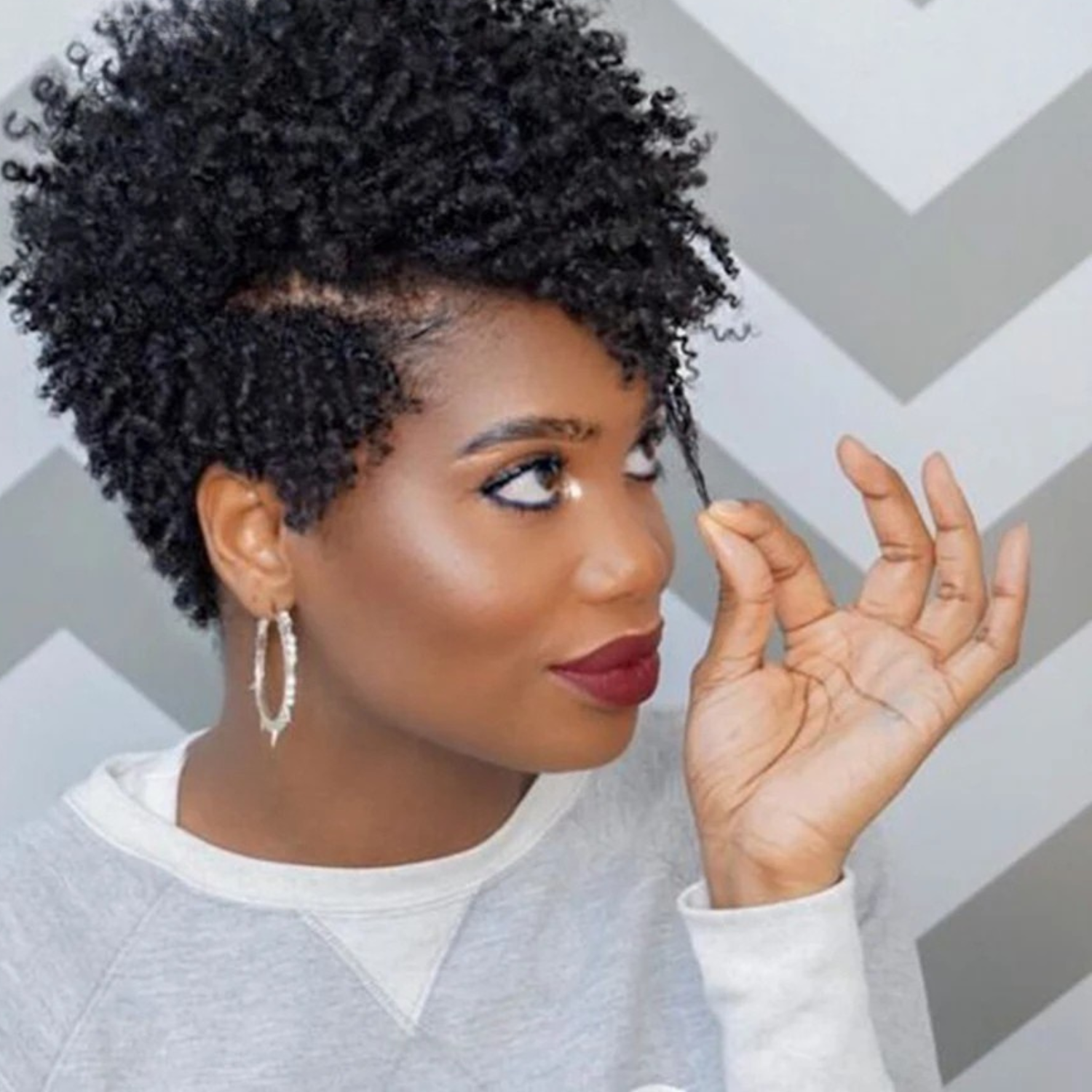 Peruca Pixie Cut Afro Coily Preta, Comprimento de 20 cm, Ideal para Mulheres que Buscam Autoestima e Estilo Moderno | La Dandara