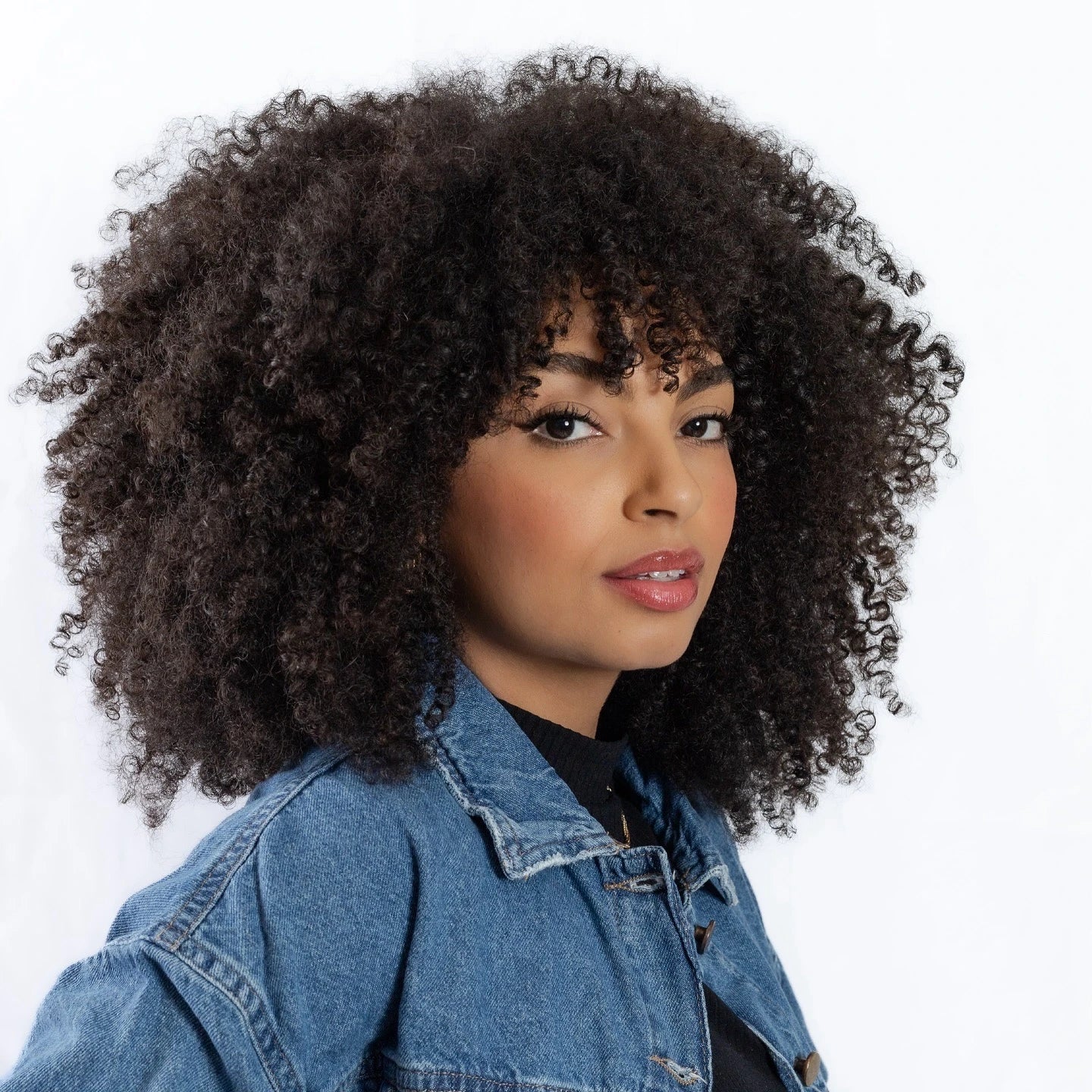 Peruca Afro Curly Bob com Franja, Feita de Cabelo Humano, Comprimento de 40 cm, Ideal para Autoestima e Estilo Natural | La Dandara